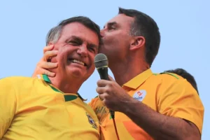 Flavio Bolsonaro respaldó a un candidato presidencial sancionado por un juez cercano a Lula